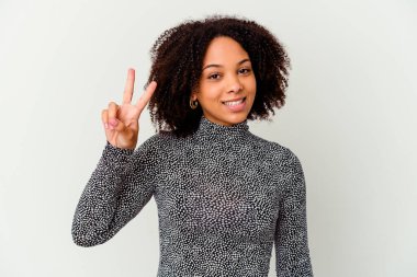 Genç Afro-Amerikan melez kadın neşeli ve kaygısız bir şekilde parmaklarıyla barış sembolü gösteriyor..