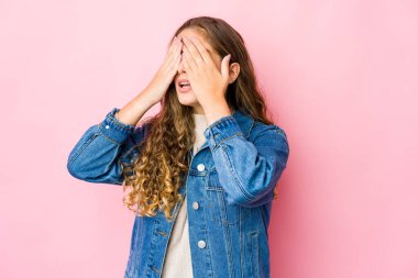 Genç beyaz kadın elleriyle gözlerini kapatmaktan korkuyor..