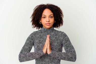 Genç Afro-Amerikan melez kadın yalnız başına dua ediyor, bağlılık gösteriyor, dindar biri ilahi ilham arıyor..