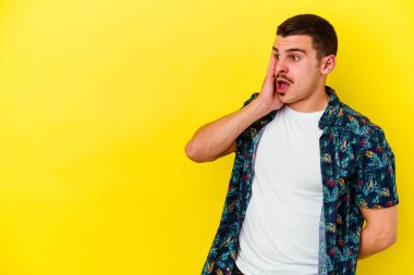 Sarı arka planda izole edilmiş beyaz bir adam gördüğü bir şey yüzünden şok oluyor..