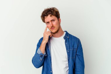 Beyaz arka planda izole edilmiş beyaz bir adam ağlıyor, bir şeyden memnun değil, acı ve kafa karışıklığı konsepti..