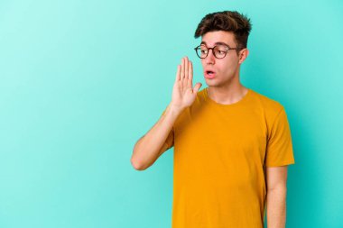 Renkli arka planda poz veren beyaz bir genç. 