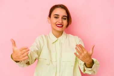 Genç Arap melez kadın hoş bir ifade sergiliyor..