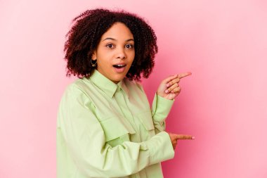 Genç Afro-Amerikan melez kadın kendini izole edip işaret parmağıyla işaret ediyor..