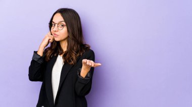 Genç, melez, İspanyol bir kadın. Karantinaya alınmış ve elinde bir ürün var..