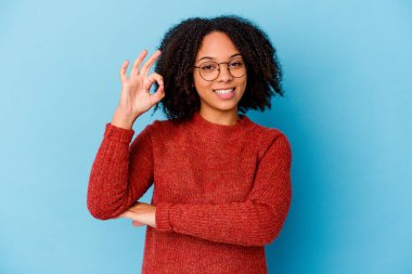 Genç Afro-Amerikan melez kadın göz açıp kapayıncaya kadar geçti..