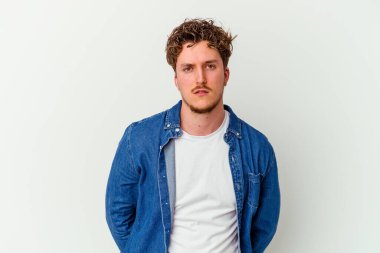 Beyaz arka planda soyutlanmış beyaz bir adam üzgün, ciddi bir yüz, mutsuz ve hoşnutsuz..