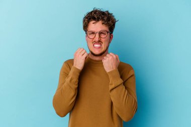 Mavi arka planda izole edilmiş gözlük takan genç beyaz adam gergin elleriyle çığlık atıyor..