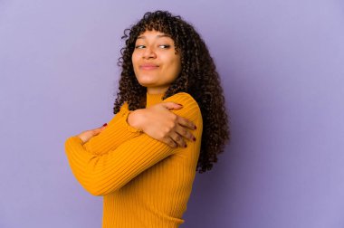 Genç Afro-Amerikan Afrikalı kadın kucaklaşmaları, tasasız gülümsemeleri ve mutluluğu bir kenara bıraktı..