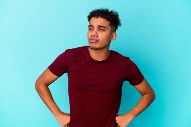 Genç Afro-Amerikan kıvırcık adamı hedeflerine ve amaçlarına ulaşmayı hayal ediyor.