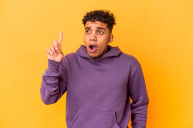 Genç Afro-Amerikan kıvırcık adamı bir fikri ve ilham konsepti var..