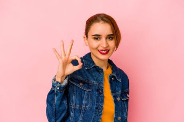 Genç Arap melez, neşeli ve kendine güvenen bir kadın..