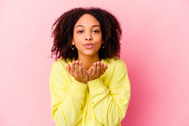 Genç Afro-Amerikan melez kadın katlanan dudakları izole etti ve hava öpücüğü göndermek için avuç içlerini tuttu..