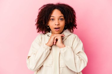 Genç Afro-Amerikan melez kadın kendini izole edip şans diliyor, şaşırıyor ve ağzını açıyor..