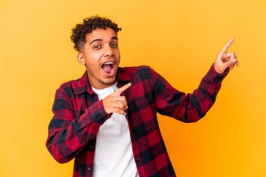 Genç Afro-Amerikalı kıvırcık adam mor dans edip eğleniyor..