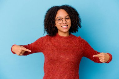 Genç Afro-Amerikan melez kadın parmaklarıyla izole noktalar, pozitif duygu.