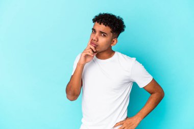 Genç Afro-Amerikan kıvırcık adamı, mavi düşüncelere dalmış, bir strateji planlıyor, iş hayatının nasıl olacağını düşünüyor..