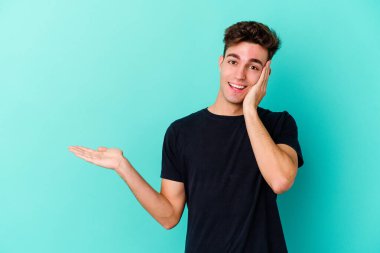 Renkli arka planda poz veren beyaz bir genç. 