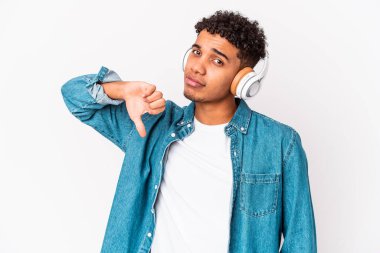 Genç Afro-Amerikalı kıvırcık adam kulaklıklı müzik dinleyip, hoş olmayan bir jest yaptı ve kabul etmedi. Anlaşmazlık konsepti.