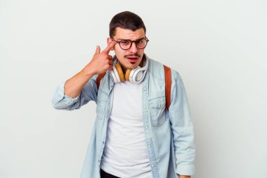 Beyaz arka planda izole edilmiş müzik dinleyen beyaz tenli genç bir öğrenci işaret parmağıyla yaptığı hayal kırıklığı jestini gösteriyor..