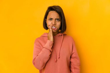 Sarıda izole edilmiş genç İspanyol kadın güçlü bir diş ağrısı, azıdişi ağrısı var..