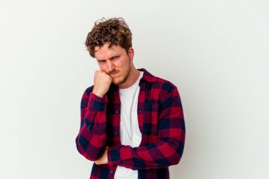 Beyaz arka planda izole genç beyaz adam tekrarlanan bir görevden yoruldu.