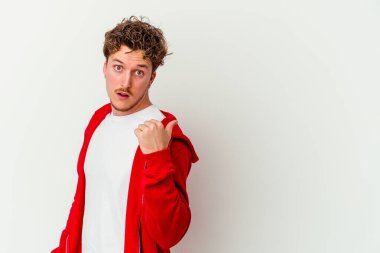 Beyaz arka planda izole genç beyaz adam parmak uzakta, gülüyor ve kaygısız.