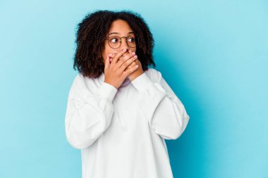 Genç Afro-Amerikan melez kadın katlanan dudakları izole etti ve hava öpücüğü göndermek için avuç içlerini tuttu..