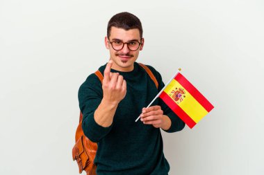 Beyaz arka planda ingilizce okuyan beyaz tenli genç adam sanki seni davet ediyormuş gibi seni işaret ediyor..