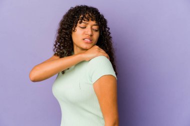 Genç Afrikalı Afro-Amerikan kadın omuz ağrısı çekiyor..
