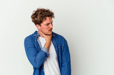 Beyaz arka planda izole edilmiş genç beyaz bir adam virüs veya enfeksiyon yüzünden boğazında ağrı hissediyor..