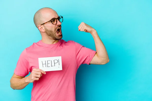 Jonge Blanke Kale Man Met Een Help Bordje Geïsoleerd Paarse — Stockfoto