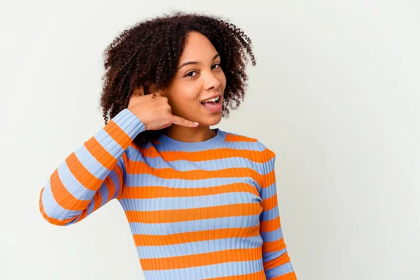 Joven Afroamericana Mestiza Aislada Mostrando Gesto Llamada Telefónica Móvil Con —  Fotos de Stock