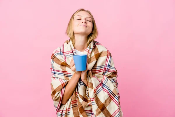 Mujer Rusa Joven Envuelta Una Manta Bebiendo Café Tomados Mano —  Fotos de Stock