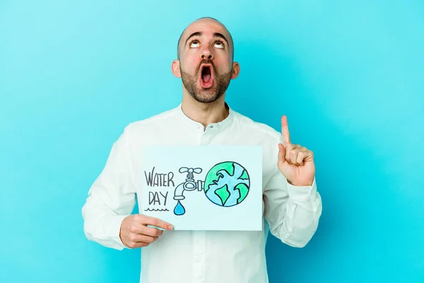 Jonge Kaukasische Kale Man Vieren Wereld Water Dag Geïsoleerd Blauwe — Stockfoto