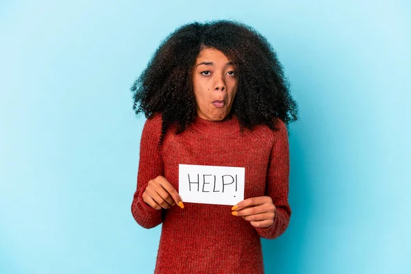 Genç Afro Amerikan Kıvırcık Kadın Yardım Levhası Tutuyor Omuzlarını Silkiyor — Stok fotoğraf