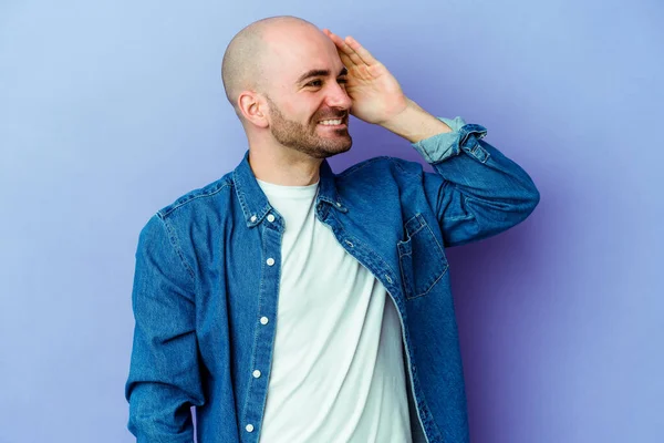 Jovem Homem Careca Caucasiano Isolado Fundo Roxo Alegre Rindo Muito — Fotografia de Stock