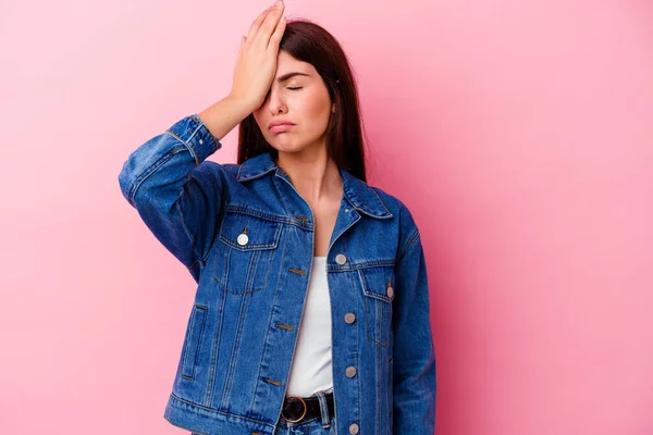 Young Caucasian Woman Isolated Pink Background Forgetting Something Slapping Forehead — Stock Photo, Image