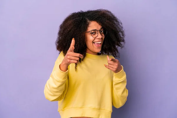 Joven Mujer Rizada Afroamericana Aislada Sobre Fondo Púrpura Apuntando Hacia —  Fotos de Stock