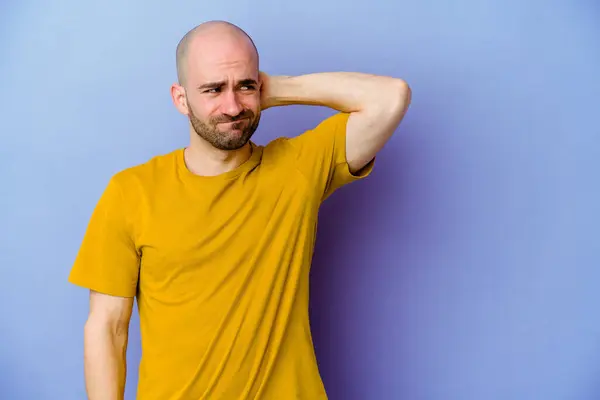 Jovem Homem Careca Caucasiano Isolado Fundo Roxo Tocando Parte Trás — Fotografia de Stock