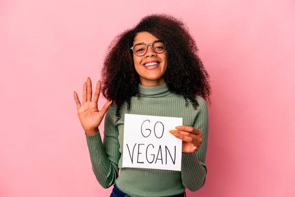 Jovem Afro Americana Encaracolado Mulher Segurando Cartaz Vegan Sorrindo Alegre — Fotografia de Stock