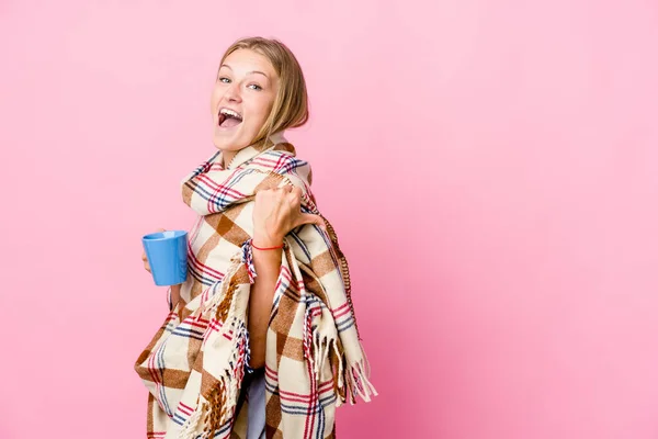 Junge Eine Decke Gehüllte Russin Trinkt Kaffee Und Zeigt Mit — Stockfoto