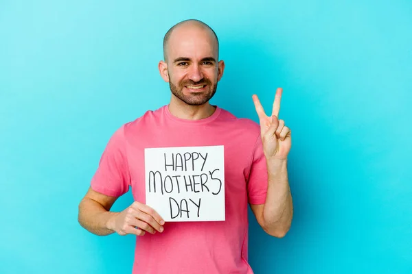 Jovem Homem Careca Caucasiano Segurando Cartaz Feliz Dia Mães Isolado — Fotografia de Stock