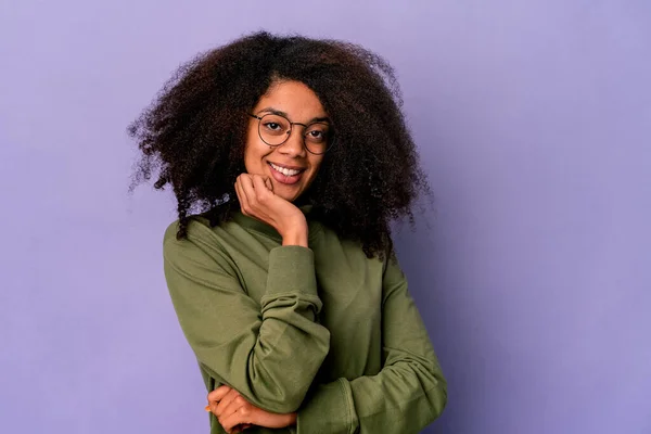 Jong Afrikaans Amerikaans Krullend Vrouw Geïsoleerd Paarse Achtergrond Glimlachen Gelukkig — Stockfoto