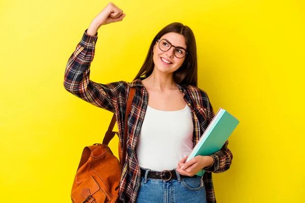 Joven Estudiante Aislada Sobre Fondo Amarillo Levantando Puño Después Una —  Fotos de Stock