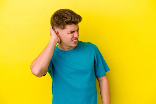 Joven Hombre Caucásico Aislado Sobre Fondo Amarillo Cansado Muy Somnoliento —  Fotos de Stock