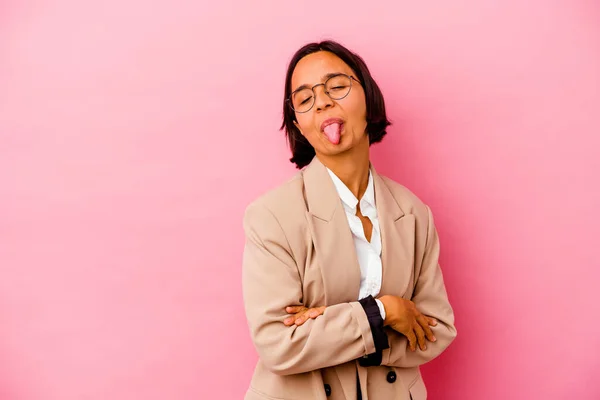 Jovem Empresária Mista Mulher Isolada Fundo Rosa Engraçado Amigável Saindo — Fotografia de Stock