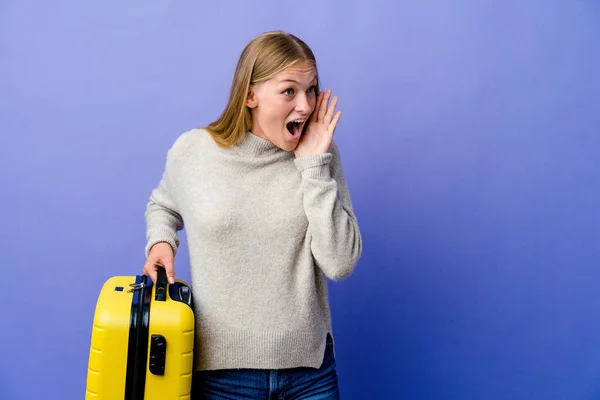 Joven Mujer Rusa Sosteniendo Maleta Para Viajar Grita Fuerte Mantiene — Foto de Stock