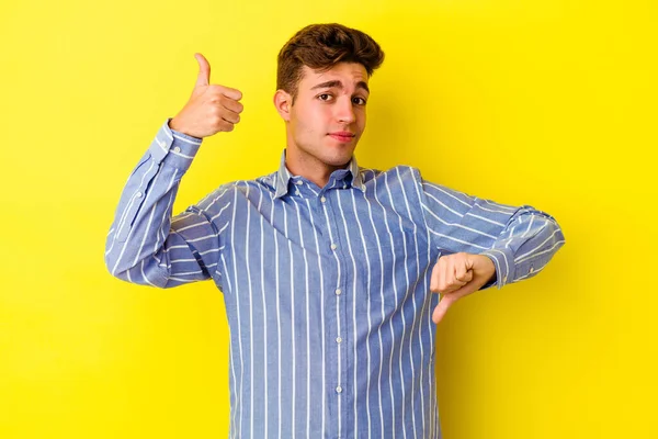 Joven Hombre Caucásico Posando Sobre Fondo Color —  Fotos de Stock
