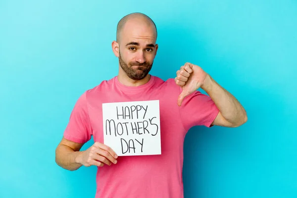 Jovem Homem Careca Caucasiano Segurando Cartaz Feliz Dia Mães Isolado — Fotografia de Stock